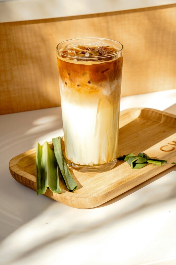Chụp đồ uống bằng điện thoại